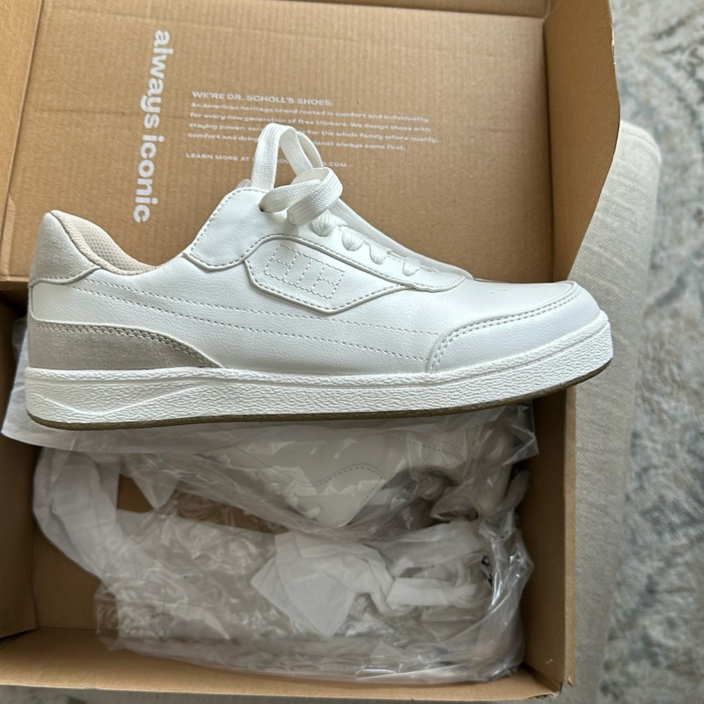 Dr Scholl’s tennis shoes. White. Size 9M.